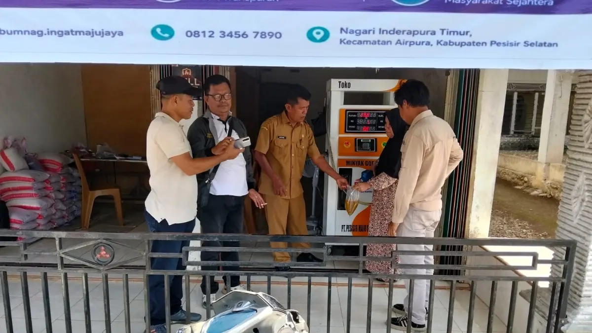 Kepala Seksi Pemberdayaan Masyarakat dan Perekonomian Kecamatan Airpura, Apral, saat meninjau unit usaha BUMNag Ingat Maju Jaya di Nagari Inderapura Timur, yang bergerak di sektor perdagangan minyak goreng.