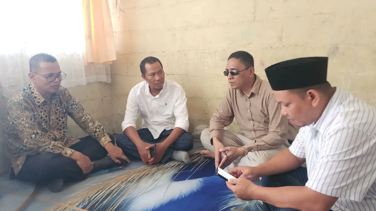 Ketua Pertuni Pessel, Suherman (dua dari kanan) saat dikunjungi anggota Bawaslu Pessel. (DOK Bawaslu Pessel)