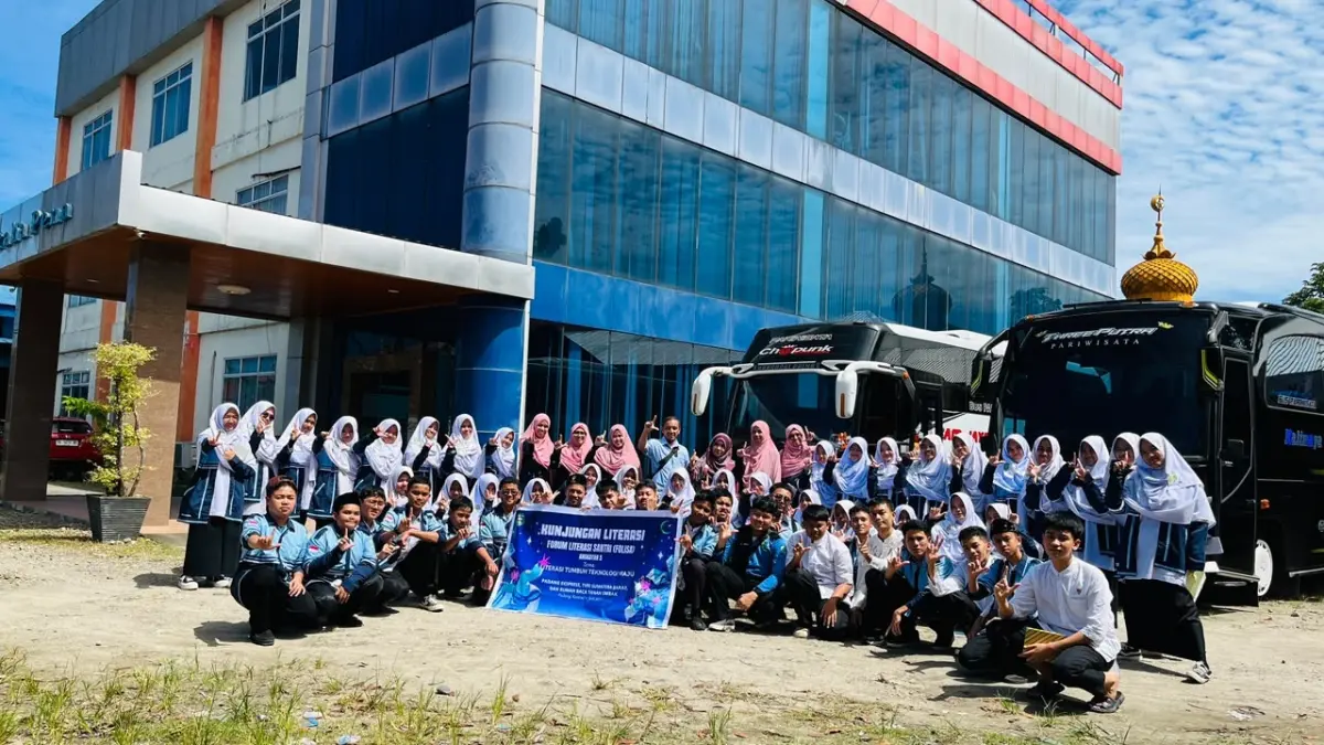 Sebanyak 62 santri dan santriwati Pondok Pesantren Sumatra Thawalib Parabek foto bersama usai mengikuti kunjungan edukatif ke kantor Padang Ekspres, Kamis (11/6). Dalam kegiatan tersebut, para santri belajar mengenai proses kerja media, prinsip jurnalistik, serta tantangan industri pers di era digital. (DOK PADEK)
