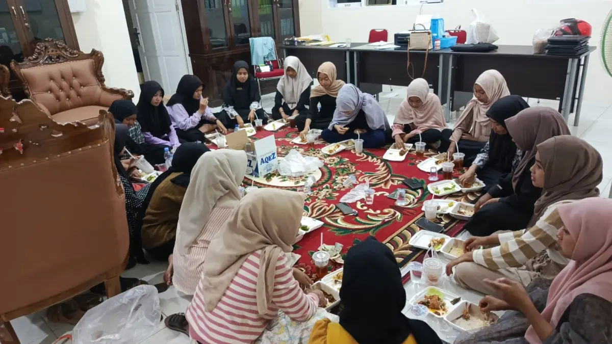 Murid SMPN 3 Sungayang buka bersama usai menjalankan puasa Arafah beberapa waktu lalu. (TIM LAMAN GURU)