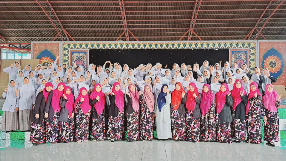 Para guru dan murid SMP Nurul Ikhlas foto bersama beberapa waktu lalu. (TIM LAMAN GURU)