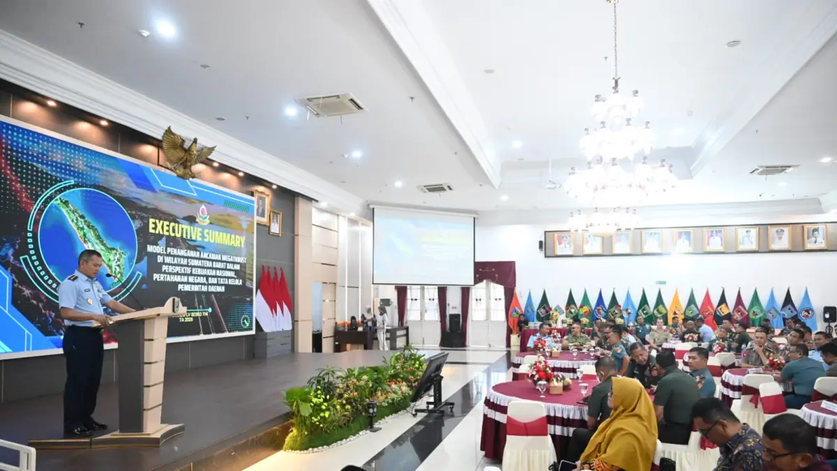 Penyampaian paparan pada kegiatan executive summary KKDN Perwira Siswa Sesko TNI Tahun Ajaran 2026 di Auditorium Gubernuran, Kamis (11/6), dihadiri jajaran Sesko TNI, Forkopimda Sumbar, serta perangkat daerah terkait. (DOK BIRO ADPIM)