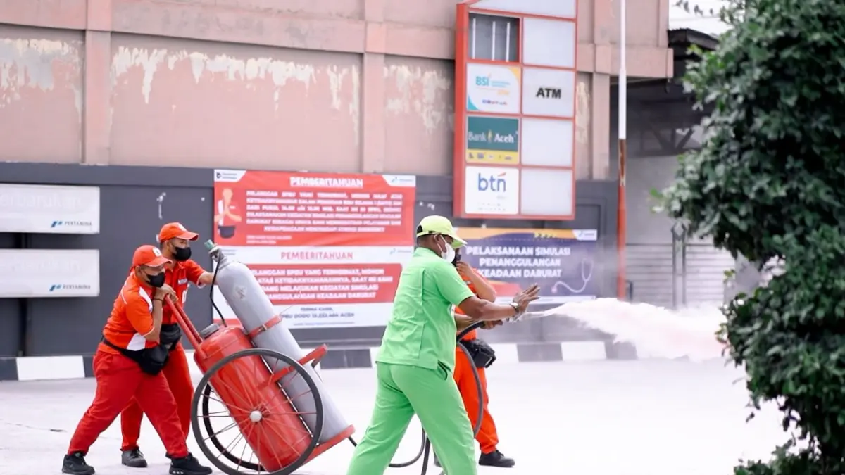 Peserta mengikuti simulasi penanggulangan keadaan darurat di SPBU CODO 13.233.404 Kabupaten Aceh Besar sebagai bagian dari upaya Pertamina memperkuat budaya keselamatan dan kesiapsiagaan operasional.