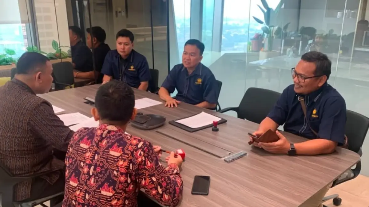 Petugas Kanwil DJP Sumatera Barat dan Jambi melakukan pemblokiran rekening penunggak pajak dengan tunggakan Rp70,2 miliar.(Foto: Humas)