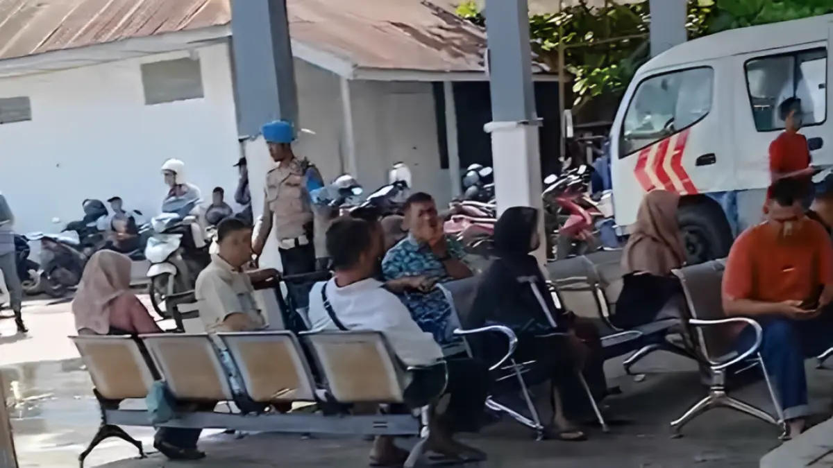 Petugas Provost dan personel Samsat Padang melakukan patroli rutin di area pelayanan untuk memastikan proses administrasi kendaraan berlangsung transparan dan bebas praktik percaloan.