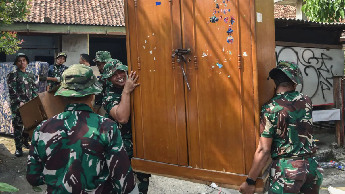 Prajurit TNI mengangkut lemari saat pengosongan rumah di Kompleks Asrama Eks Zikon 15/ Yon Zikon Jihandak TNI AD, Kelurahan Lenteng Agung, Jagakarsa, Jakarta, Selasa (9/6). (ANTARA FOTO/FAKHRI HERMANSYAH)