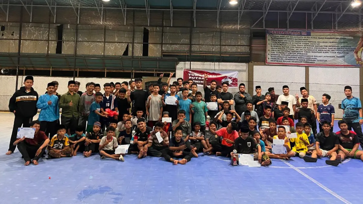 Santri Pondok Pesantren Madinatul Ilmi Nurul Ikhlas foto bersama usai penyerahan piala pemenang di Lapangan Futsal 3R, Korong Lubuak Aro, Nagari Tandikek, Kabupaten Padang Pariaman beberapa waktu lalu. (TIM LAMAN GURU)