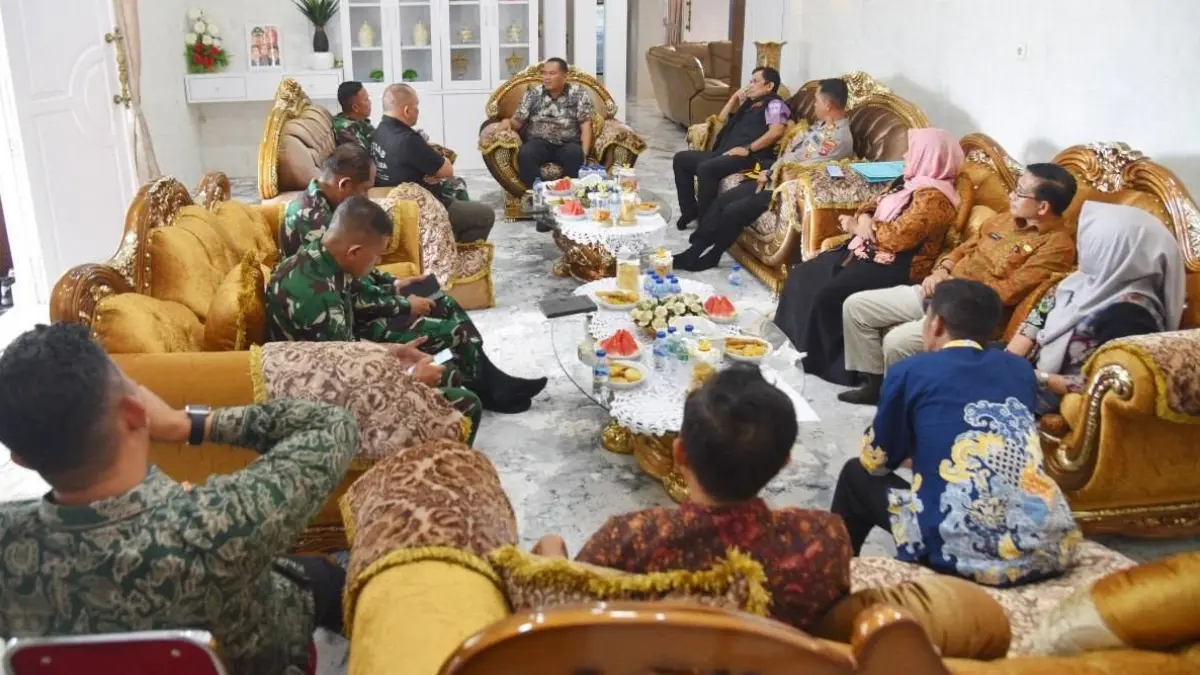 Satgas PRR Pascabencana Sumatera diterima Wako Yota Balad sebelum meninjau sejumlah lokasi terdampak banjir di Kota Pariaman, Kamis (11/6/2026).