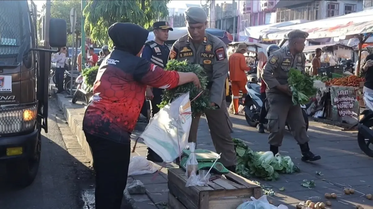 Satpol PP Kota Padang bersama Dinas Perdagangan dan Dishub menertibkan PKL dan parkir liar di kawasan Pasar Raya, Jumat (12/6/2026). (Humas Satpol PP Padang)