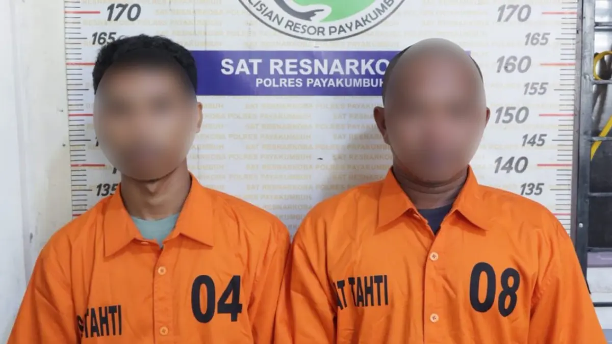 Satresnarkoba Polres Payakumbuh menangkap dua terduga pengedar narkoba di Payakumbuh Timur. Polisi menyita 28,5 butir ekstasi seberat 10,98 gram dan sabu 0,75 gram. (DOKUMENTASI POLRES PAYAKUMBUH)