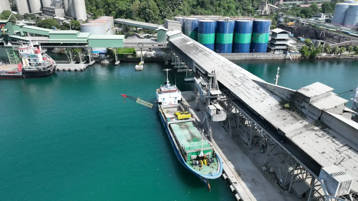 Sebuah kapal pengangkut semen produksi PT Semen Padang bersandar di Dermaga Pelabuhan Teluk Bayur, Padang, Sumatera Barat. Muatan semen tersebut akan dikirim ke sejumlah negara tujuan ekspor untuk memenuhi kebutuhan pasar internasional.