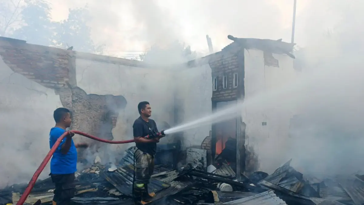 Sebuah rumah milik warga di Jorong Batu Balah, Nagari Gunuang Malintang, Limapuluh Kota, ludes terbakar diduga akibat korsleting listrik. Tidak ada korban jiwa dalam peristiwa tersebut. (DOKUMENTASI DINAS DAMKAR LIMAPULUH KOTA)