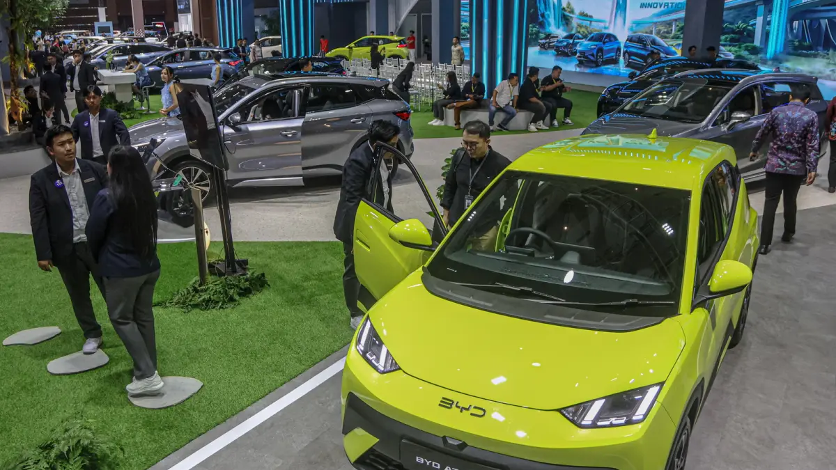Sejumlah pengunjung melihat koleksi mobil listrik BYD di gelaran IIMS, Jakarta, Jumat (6/2) lalu. Dengan naiknya harga pertamax, Gaikindo menilai peluang pergeseran minat konsumen ke kendaraan listrik cukup terbuka. (HANUNG HAMBARA/JPG)