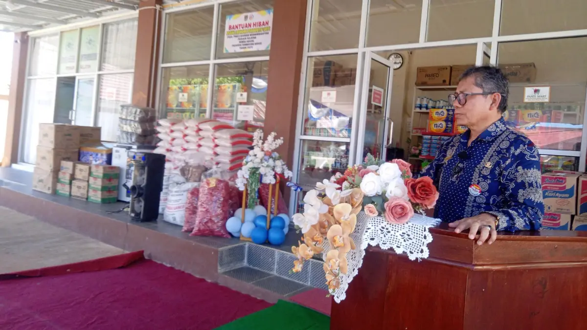 Terlihat Kepala Dinas Sosial Provinsi Sumatera Barat, Saifullah, saat menyampaikan sambutan dalam peresmian Panti Mart di Rawang, Painan, Kabupaten Pesisir Selatan. (DOK PADEK)