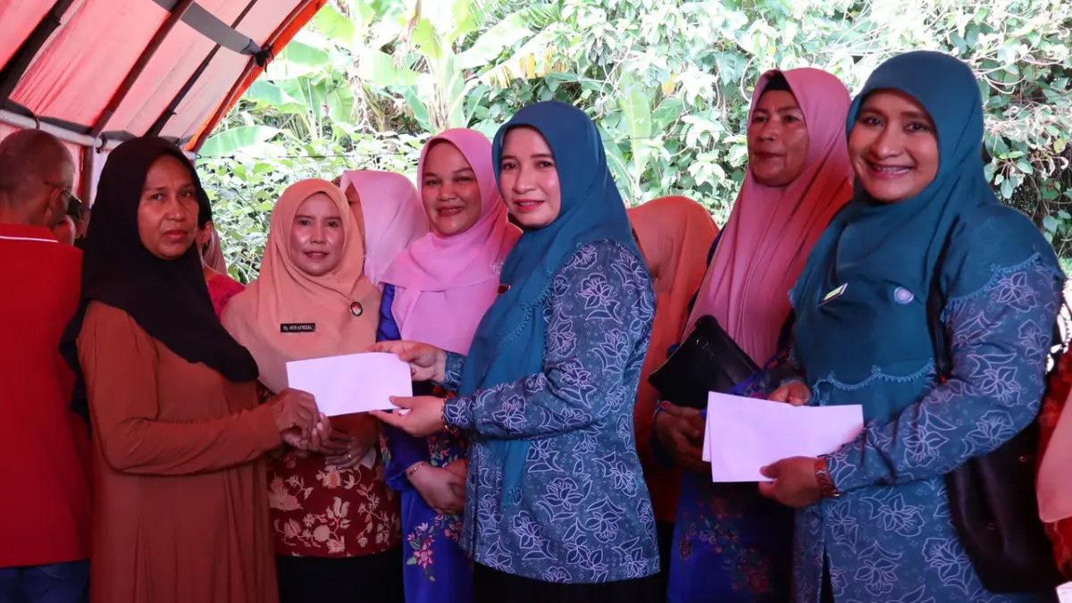 TP PKK Pariaman bersama GOW dan Dharmawanita menyerahkan bantuan Rp7,35 juta kepada korban kebakaran yang menghanguskan 10 rumah kontrakan di Pariaman Tengah.