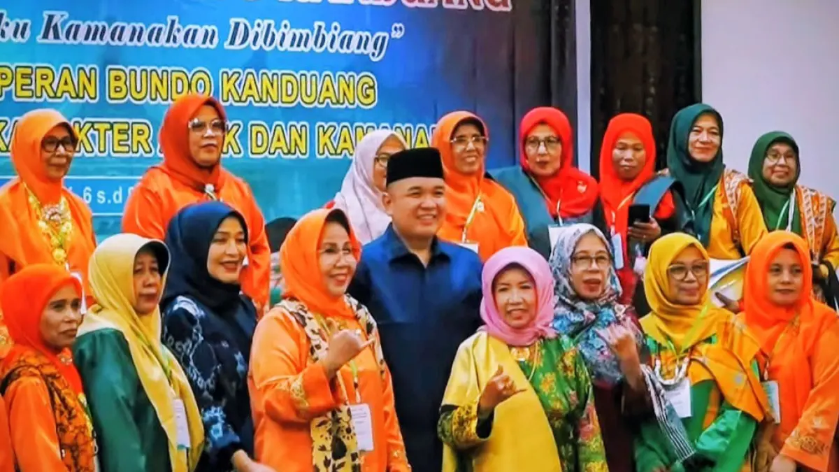 Wakil Ketua DPRD Sumatera Barat, Nanda Satria berfoto bersama bundo kanduang dalam kegiatan bimtek tentang pendidikan karakter anak dan kamanakan yang digelar di salah satu hotel di Bukittinggi, beberapa waktu lalu. (DOK DPRD SUMBAR)