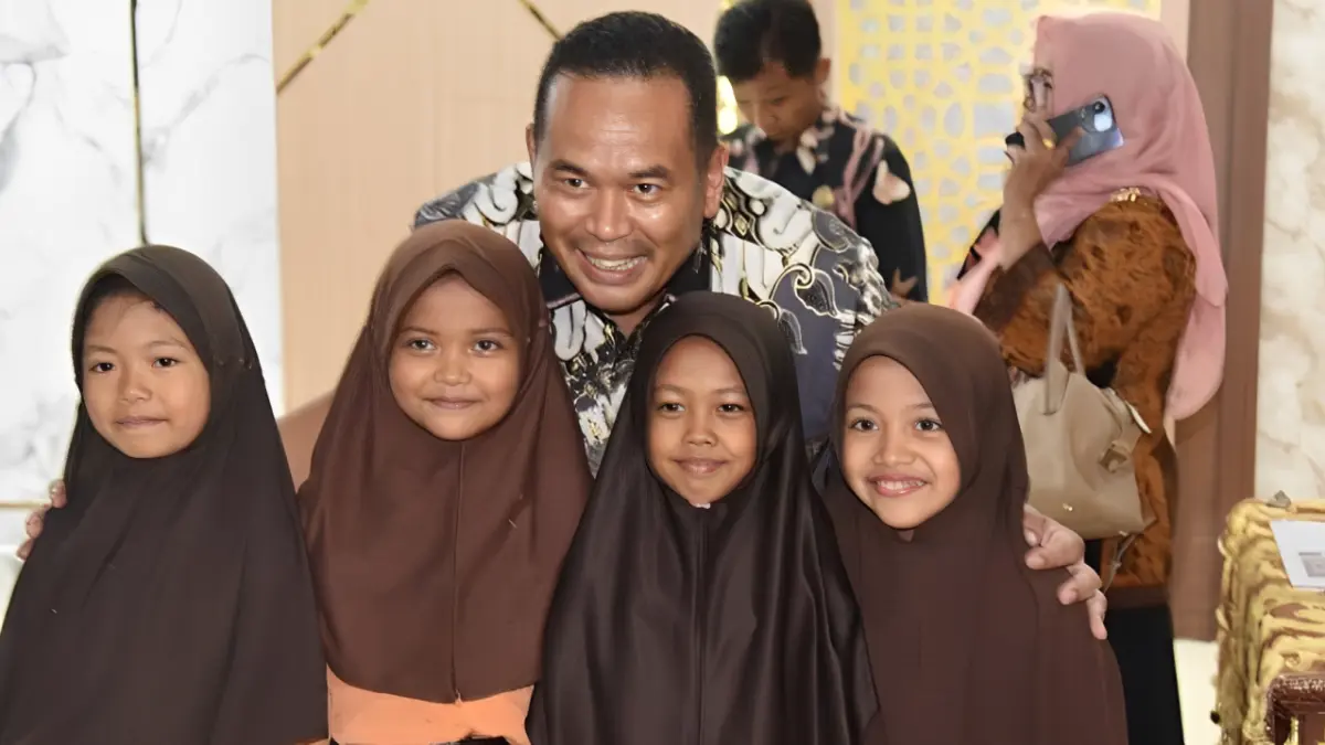 Wali Kota Pariaman Yota Balad bersama murid penerima bantuan Program Indonesia Pintar (PIP) di Balairung Rumah Dinas Wali Kota Pariaman, Kamis (11/6/2026).