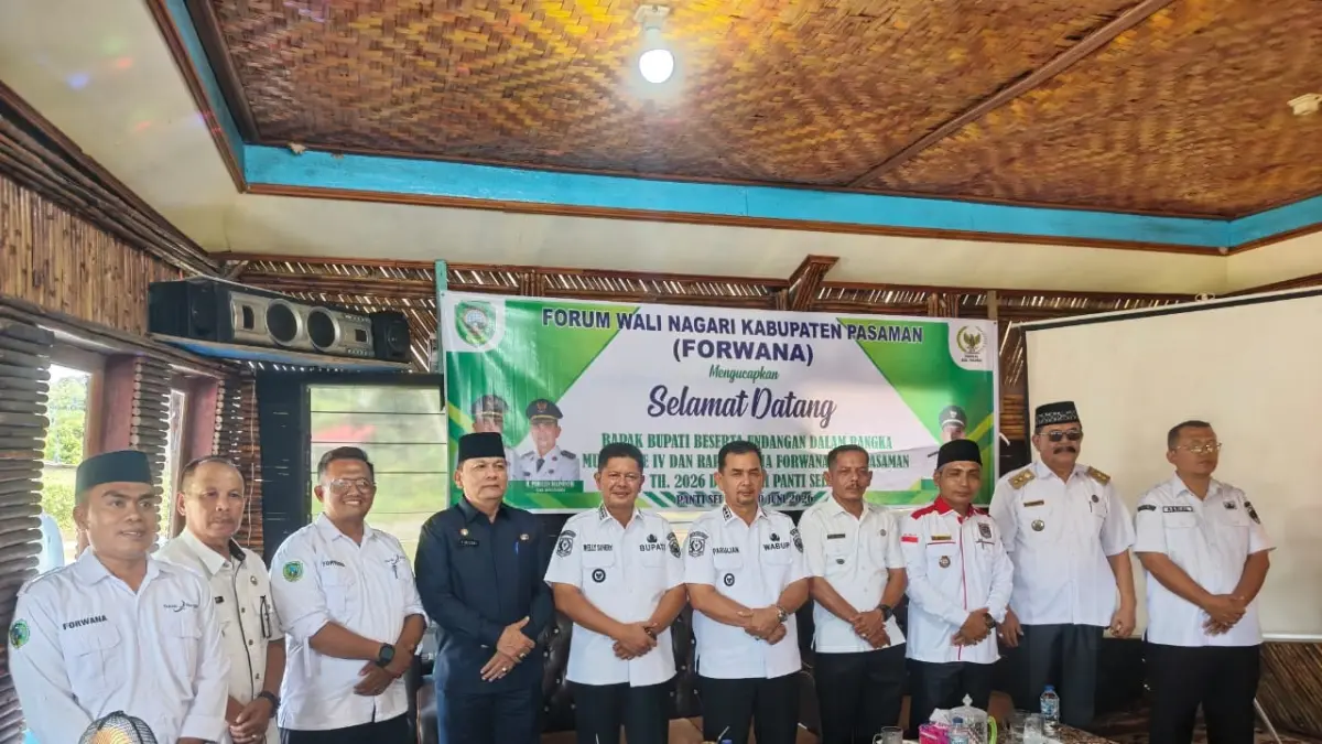 Bupati Pasaman Welly Suhery, Wakil Bupati Pasaman Parulian, Sekretaris Daerah Yudesri,dan Organisasi Perangkat Daerah (OPD), foto bersama Musyawarah Wilayah (Muswil) IV sekaligus Rapat Kerja (Raker) Forwana Kabupaten Pasaman, Rabu (10/6). (WILIAN/PADEK)