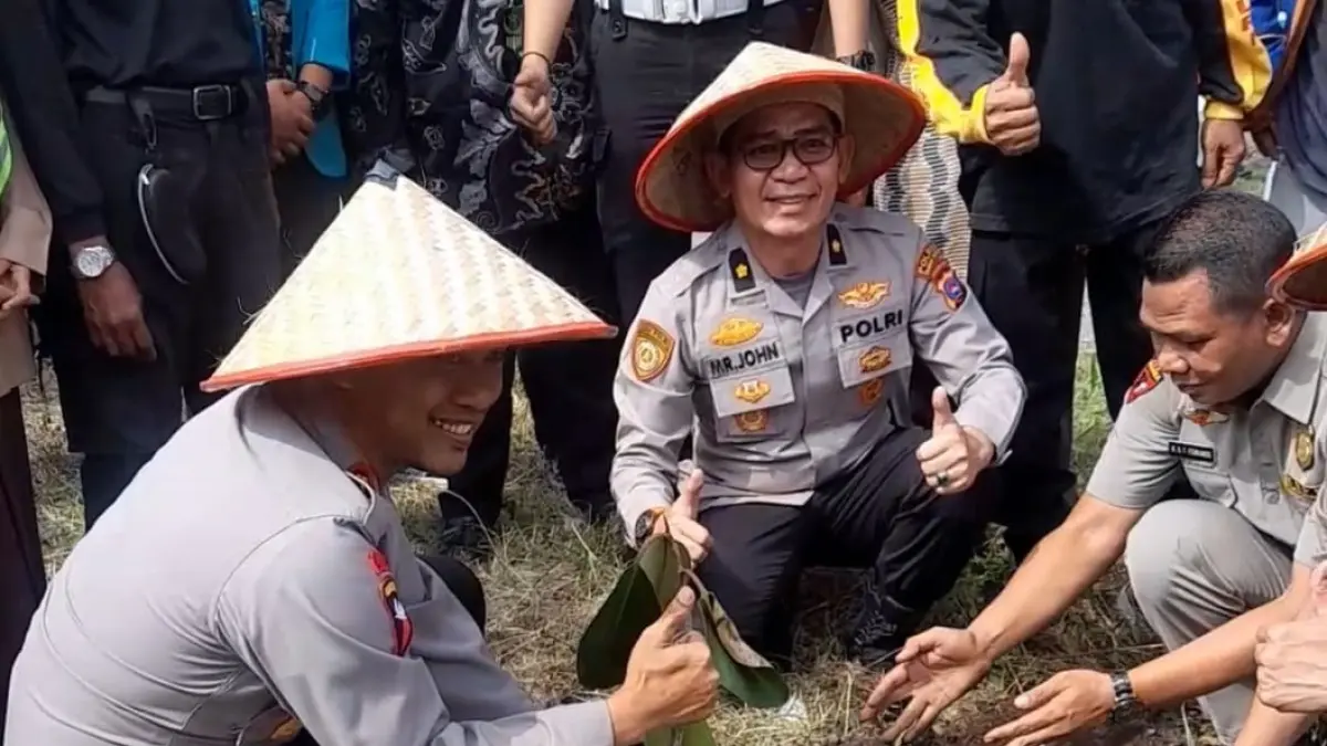 Kegiatan menanam pohon karet kebo di bantaran sungai Kenagarian Parambahan, Kecamatan Limakaum, Jumat (12/6) berjalan sukses. Sebanyak 1.000 pohon ditanam sebagai upaya mitigasi bencana.