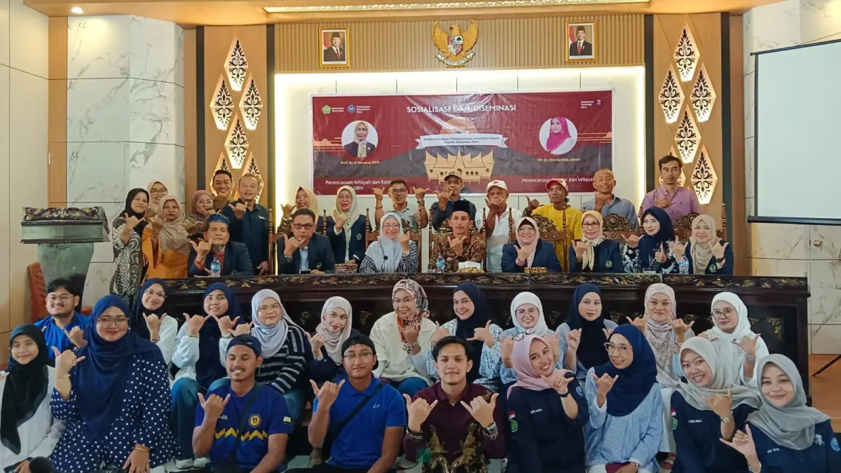 Mahasiswa Universitas Bung Hatta dan Uni ersitas Teknologi Mara (UiTM) Malaysia  melaksanakan Program Pengabdian Masyarakat di Nagari Panampuang, Kecamatan Ampek Angkek, Kabupaten Agam, Kamis (11/6). (PUTRA/PADEK)