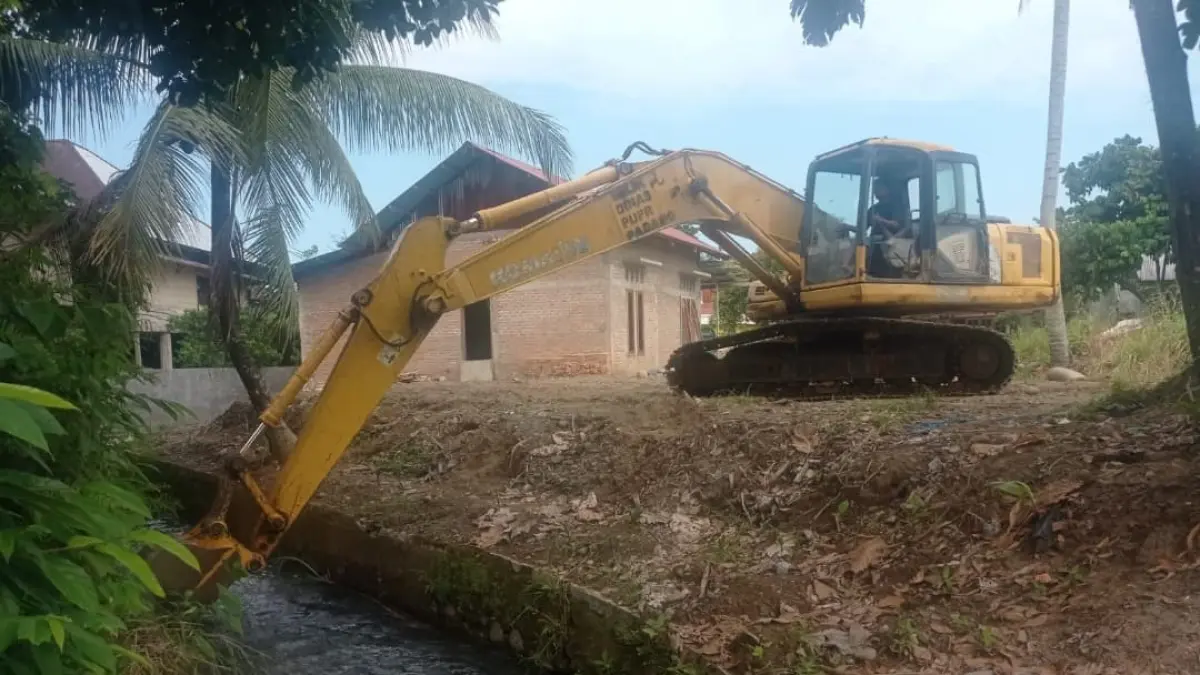 Pemko Padang siapkan perbaikan irigasi dan pemulihan aliran air ke sawah terdampak bencana di Padang.(Foto: Dok. Diskominfo)