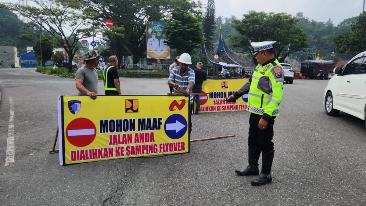 Petugas Satlantas Polres Padangpanjang mengatur arus kendaraan di jalur Padang-Bukittinggi menyusul pekerjaan jalan di ruas Bypass Terminal hingga Simpang MTsN.
