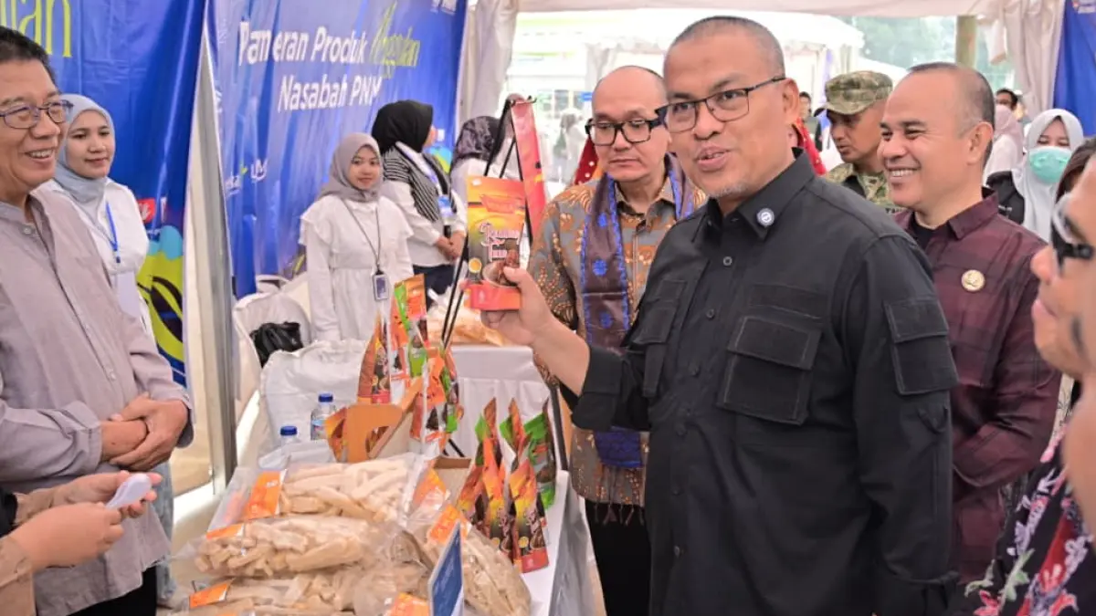 Sekda Sumbar Arry Yuswandi meninjau stand kegiatan PKU Akbar 2026 di Kabupaten Solok yang diikuti 500 nasabah UMKM binaan PNM, Sabtu (13/6/2026).