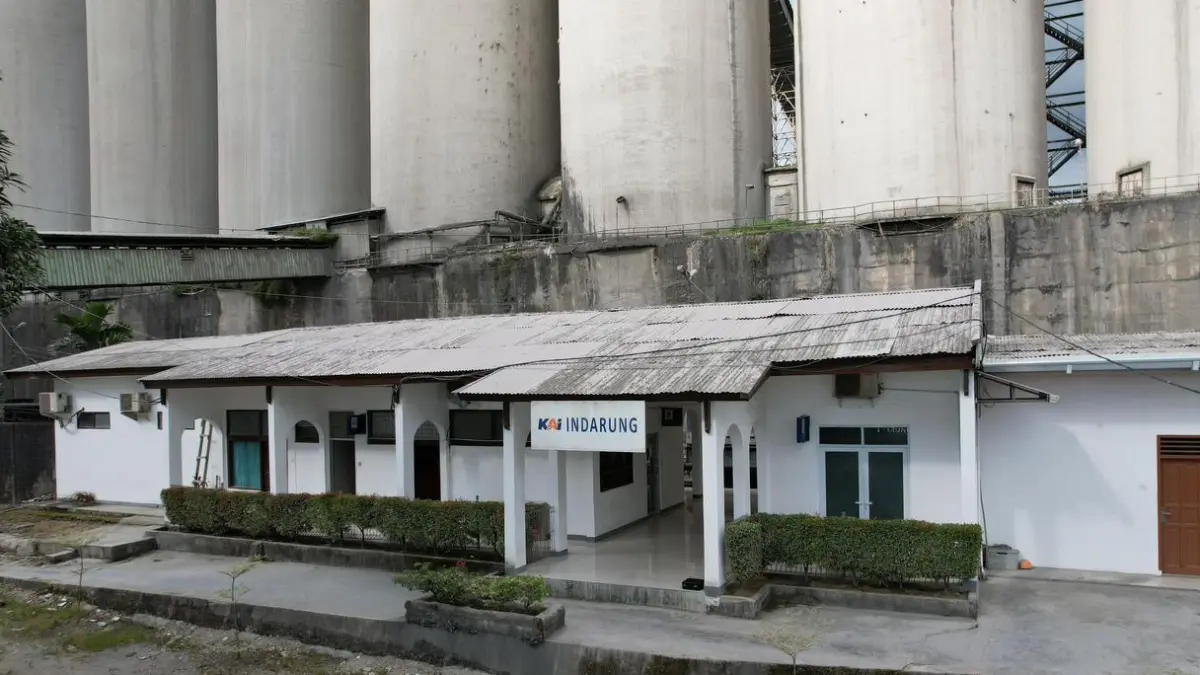 Stasiun Indarung yang dibangun pada 1911 terus bertransformasi menjadi simpul logistik modern. Melalui KA Karang Putiah, KAI mendukung distribusi semen dan klinker secara efisien, aman, dan berkelanjutan.