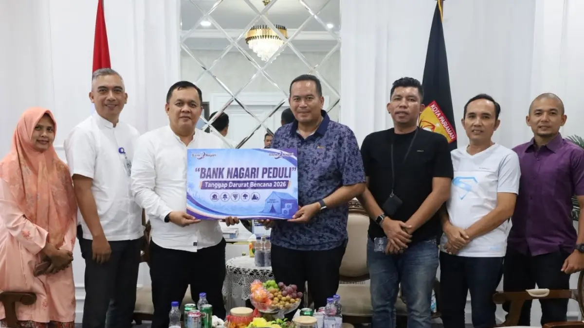 Wali Kota Pariaman Yota Balad menerima bantuan program Bank Nagari Peduli sebesar Rp5 juta dari Kepala Cabang Bank Nagari Pariaman, Budi R Setiawan, untuk korban kebakaran di Kelurahan Jawi-Jawi I, Kecamatan Pariaman Tengah, Jumat (12/6/2026).