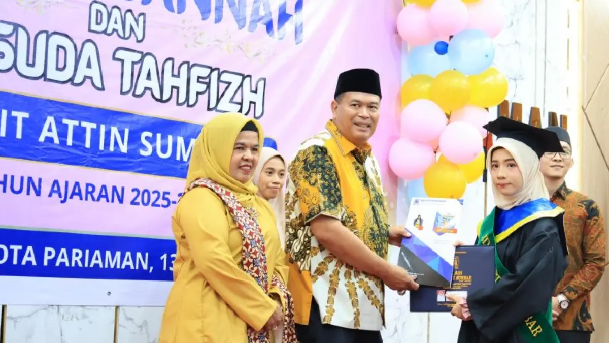 Wali Kota Pariaman Yota Balad menghadiri wisuda tahfidz dan akhirussanah SDIT Attin Sumbar yang diikuti 89 santri di Aula Balaikota Pariaman, Sabtu (13/6/2026).