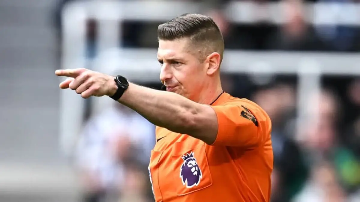 Wasit Premier League memberikan instruksi kepada pemain. Sejumlah aturan baru akan diterapkan pada musim 2026-2027.(Foto: Dok. Premier League) 