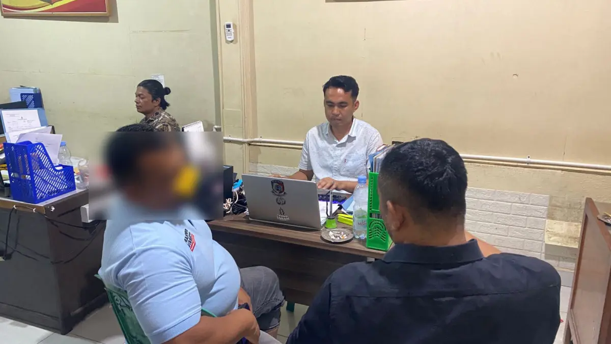 Pelaku penganiayaan perempuan penyandang disabilitas mental di Mungka, Limapuluh Kota, saat diinterogasi petugas kepolisian beberapa waktu lalu. (DOK POLSEK GUGUK)