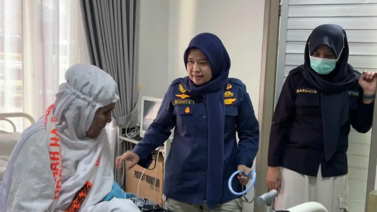 Petugas PPIH dan BKK memeriksa kondisi kesehatan jamaah haji yang baru saja tiba di BIM, Sabtu (13/6). (DOK KEMENHAJ SUMBAR)