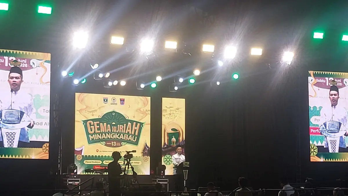 Wakil Ketua DPRD Provinsi Sumbar, M. Iqra Chissa, memberikan sambutan pada pergelaran Gema Hijriah Minangkabau 2026 di Lapangan Kantor Camat Pauh, Kota Padang, Sabtu malam (13/6) malam. 
