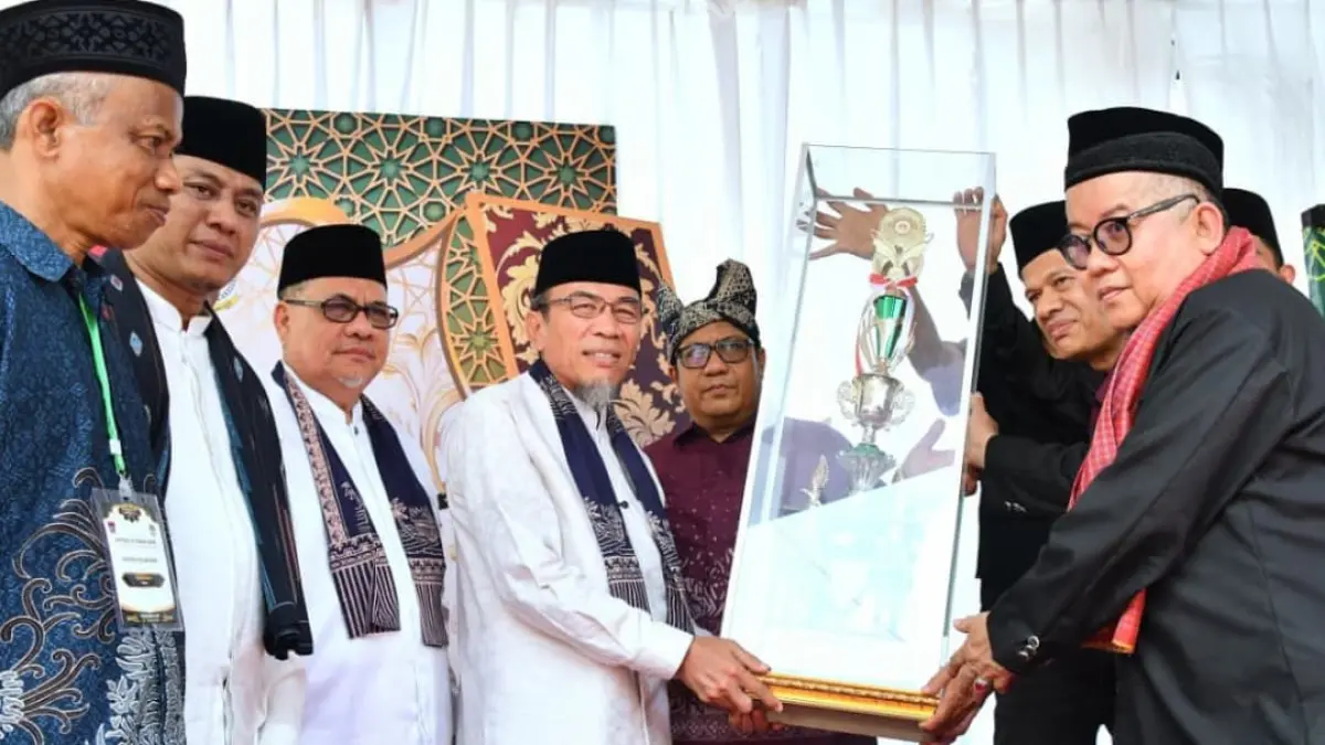 Wakil Wali Kota Padang Maigus Nasir membuka dan menyerahkan piala MTQN ke-42 tingkat Kecamatan Padang Timur di Lapangan Pondok Indah Pratama, Kelurahan Jati.(Foto: Diskominfo)