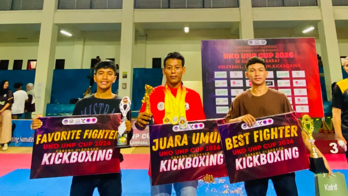 Atlet Sasana Hulubalang Minangkabau meraih gelar juara umum cabang olahraga kickboxing pada UKO UNP Cup 2026 di GOR Universitas Negeri Padang, Air Tawar, Padang. (ist)