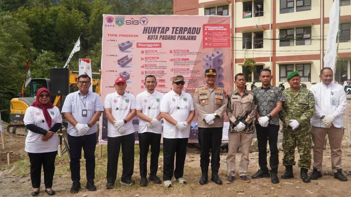 Foto bersama usai peletakan batu pertama pembangunan hunian tetap di Tanah Hitam, Silaing Bawah, Kota Padangpanjang. Hunian tetap berbasis Sepablock itu dirancang nyaman, cepat dibangun, dan tahan gempa.