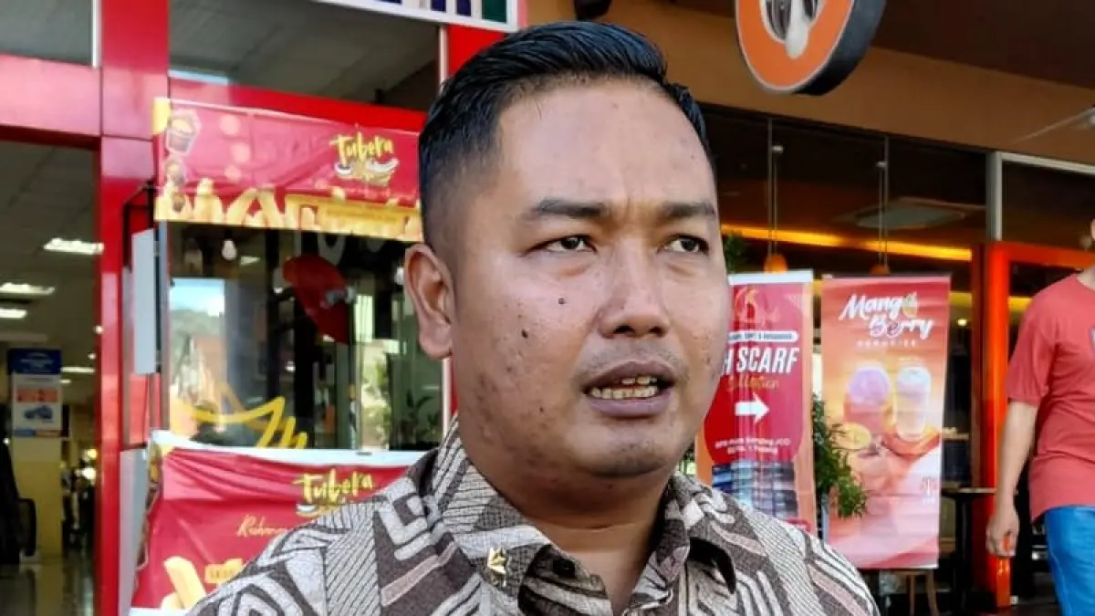Kepala Dinas Perdagangan Kota Padang Fizlan Setiawan mengatakan terjadi lonjakan kunjungan masyarakat yang ingin memenuhi berbagai kebutuhan sekolah di Pasar Raya Fase VII.(Foto: Dok. Diskominfo)