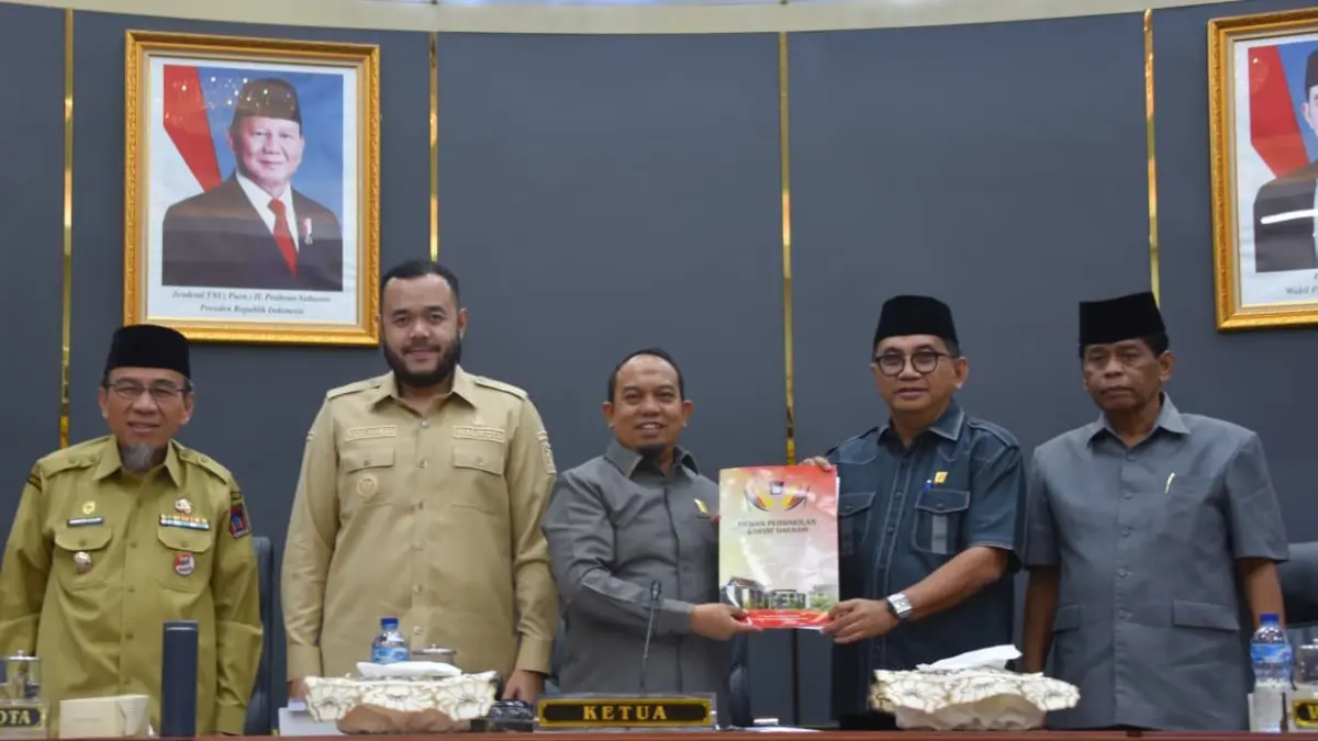 Ketua DPRD Padang Muharlion menunjukkan berkas Rancangan Perubahan KUA-PPAS APBD 2026 yang telah diserahkan Wali Kota Fadly Amran dalam Rapat Paripurna DPRD Kota Padang.(Foto: Diskominfo)