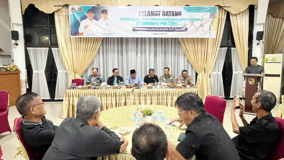 Ketua PWI Sumbar Widya Navies saat berbicara pada pembukaan seleksi
atlet Porwanas di depan para udangan dan wartawan di rumah dinas bupati, Jumat (12/6). (SY RIDWAN/PADEK)