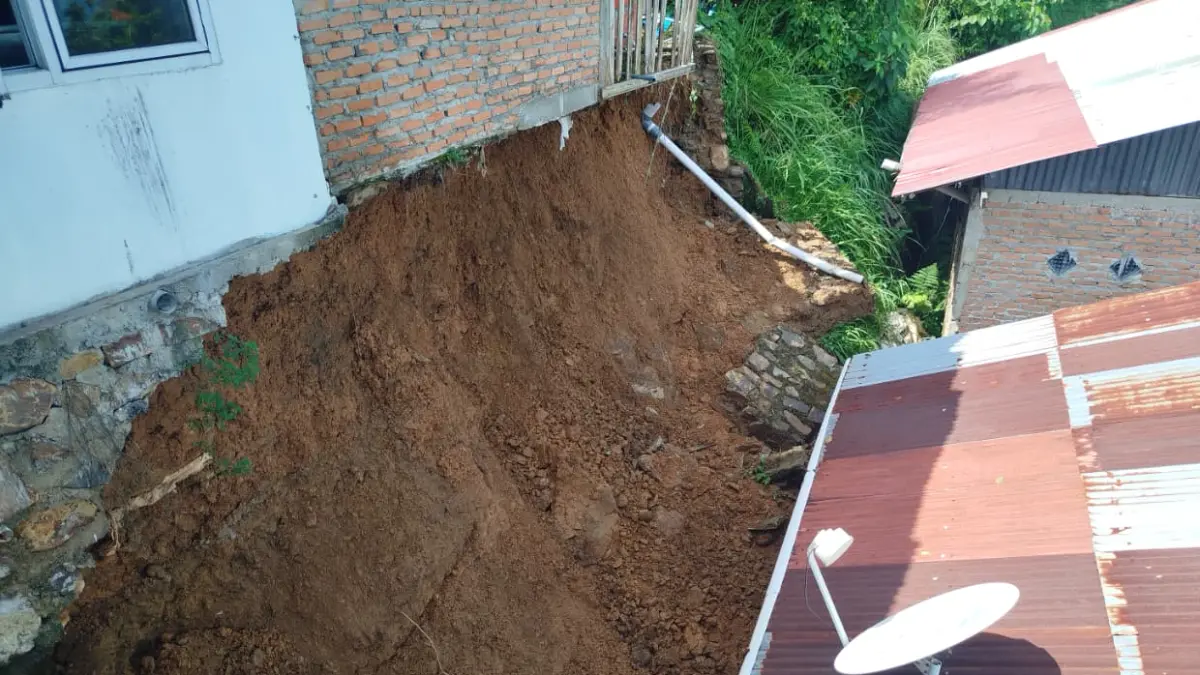 Lokasi tanah terban yang merusak dapur rumah warga di kawasan Bukit Peti-peti, Kelurahan Teluk Bayur, Kecamatan Padang Selatan, Senin (15/6/2026). (BPBD Padang)