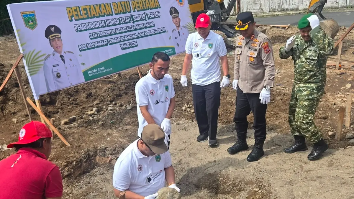 Peletakan batu pertama pembangunan huntap terpadu berbasis Sepablock di Rusunawa Tanah Hitam, Padangpanjang, Jumat (12/6/2026).