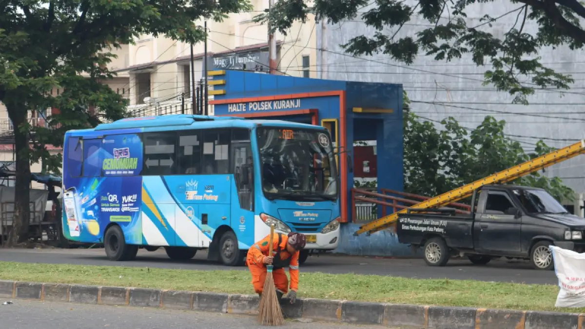 Petugas penyapuan jalan DLH Kota Padang membersihkan area ruang publik dengan standar kebersihan baru.(Foto: Diskominfo)