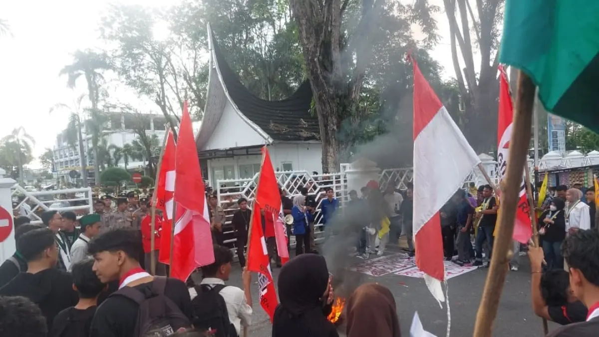 Ratusan mahasiswa Aliansi Mahasiswa Sumbar berunjuk rasa di depan Kantor Gubernur Sumbar menuntut transparansi APBD, menolak renovasi rumah pejabat dan desak penutupan PETI.(Foto: Arfan/ RPG)