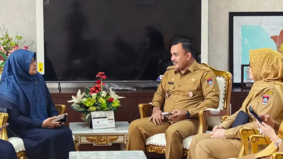 Sekretaris Daerah Kota Padang Raju Minropa dan Plt Kepala BBPOM di Padang Elyunaida memimpin rapat persiapan Penilaian Kabupaten/Kota Pangan Aman Tahun 2026.(Foto: Diskominfo)