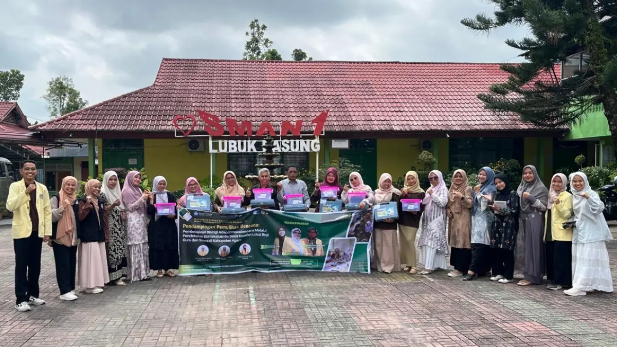 Tim pengabdian Universitas Negeri Padang (UNP) bersama guru dan siswa peserta program pemulihan pembelajaran biologi pascabencana di SMA Negeri 1 Lubuk Basung, Kabupaten Agam, 12-13 Juni 2026. (Dok. UNP)