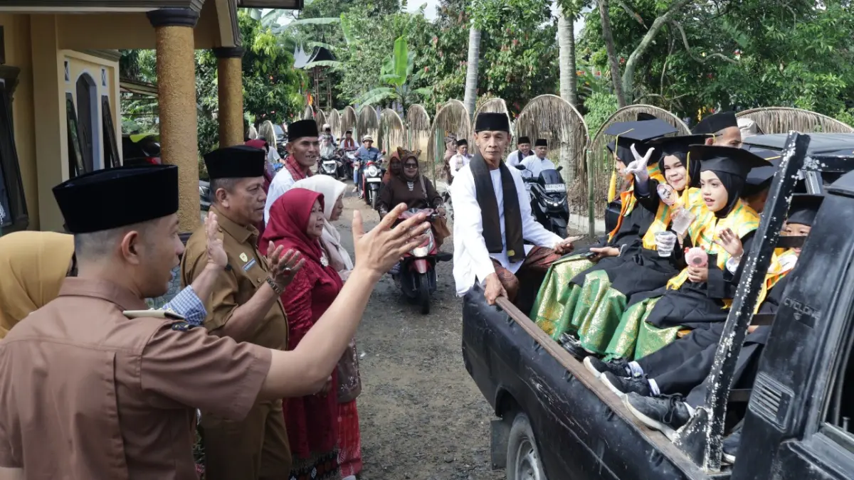 Wakil Wali Kota Payakumbuh Elzadaswarman melepas pawai peserta Khatam Al-Qur