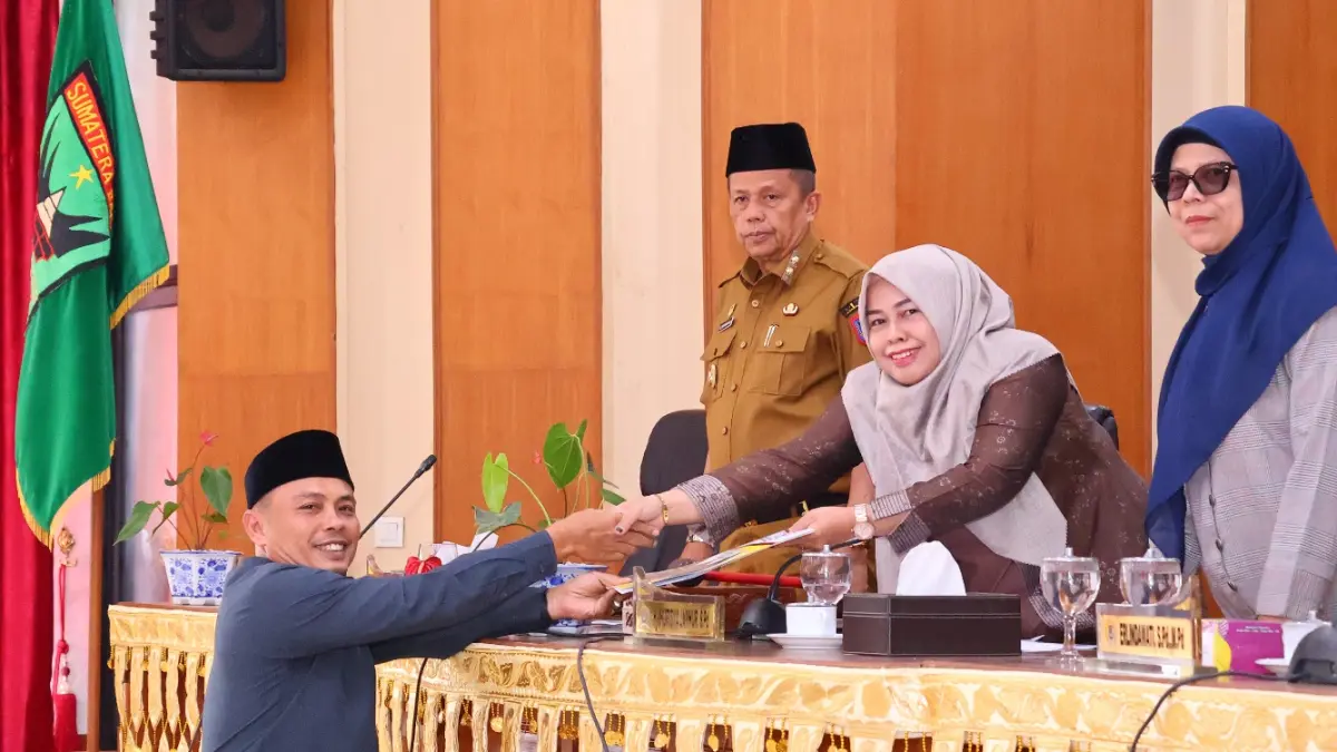 Wakil Wali Kota Payakumbuh Elzadaswarman menghadiri rapat paripurna DPRD Kota Payakumbuh terkait penyampaian pemandangan umum fraksi-fraksi terhadap tiga ranperda strategis, Senin (15/6/2026). 