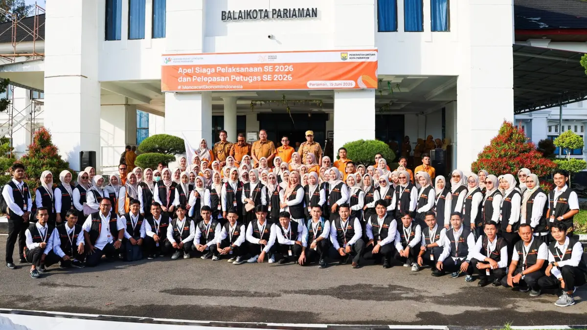 Wali Kota Pariaman Yota Balad melepas 81 petugas Sensus Ekonomi 2026 dalam Apel Siaga di halaman Balaikota Pariaman, Senin (15/6/2026). Petugas akan mendata seluruh sektor usaha nonpertanian di empat kecamatan hingga 31 Agustus 2026.