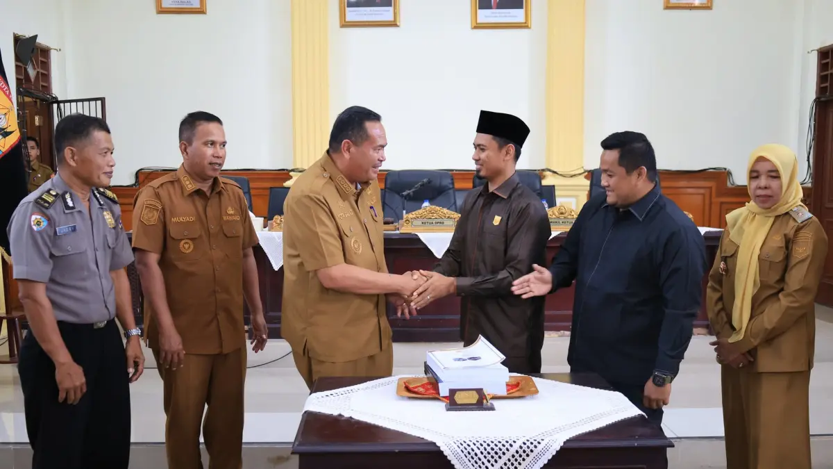 Wali Kota Pariaman Yota Balad menyampaikan laporan pertanggungjawaban APBD dan LKPD Tahun Anggaran 2025 dalam rapat paripurna DPRD Kota Pariaman, Senin (15/6/2026). 